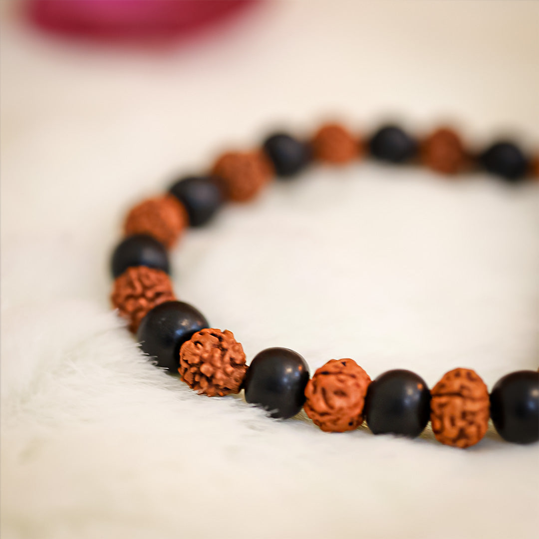 Close-up of Karungali Rudraksha Bracelet showcasing the intricate texture of ebony wood and authentic Rudraksha beads.